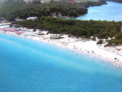 La spiaggia di Alimini e l'omonimo lago, vicino Otranto