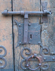 Una serratura in ferro battuto